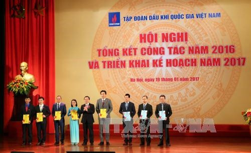Trao giải thưởng Doanh nhân quản lý trẻ tiêu biểu năm 2016. Ảnh: Huy Hùng- TTXVN Trao giải thưởng Doanh nhân quản lý trẻ tiêu biểu năm 2016. Ảnh: Huy Hùng- TTXVN