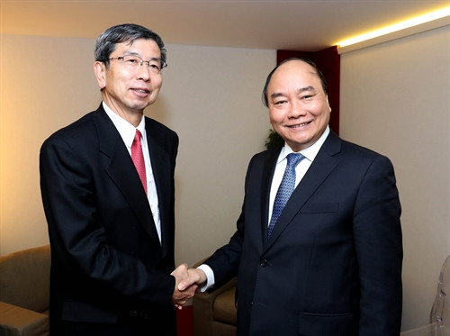 Trong chương trình tham dự Hội nghị thường niên lần thứ 47 Diễn đàn Kinh tế Thế giới tại Davos (Thụy Sĩ), chiều 18/1/2017 (theo giờ địa phương), Thủ tướng Nguyễn Xuân Phúc gặp Chủ tịch Ngân hàng Phát triển Châu Á (ADB) Tahehiko Nakao. Ảnh:Thống Nhất-TTXVN
