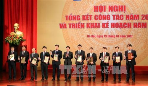 Trao giải thưởng Nhà quản lý dầu khi tiêu biểu cho các cá nhân. Ảnh: Huy Hùng- TTXVN Trao giải thưởng Nhà quản lý dầu khi tiêu biểu cho các cá nhân. Ảnh: Huy Hùng- TTXVN