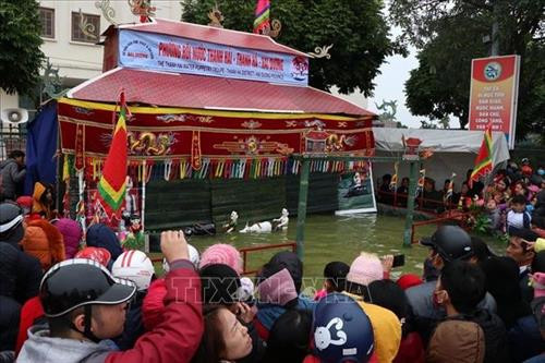 Người dân thưởng thức các tiết mục múa rối nước. Ảnh: Mạnh Minh- TTXVN Đông đảo nhân dân tập trung thưởng thức các tiết mục múa rối nước, đặc biệt là các em nhỏ. Ảnh: Mạnh Minh- TTXVN Gần 20 nghệ nhân của phường rối nước Thanh Hải, huyện Thanh Hà, tỉnh Hải Dương đã say sưa cống hiến những tiết mục đặc sắc như: tễu giáo đầu, rồng đốt lá đề, sự tích Hồ gươm, hội xuống đồng, múa tiên, chọi trâu, câu ếch, quần nơm úp cá, quay tơ dệt lụa, vũ hội quần hồng. Ảnh: Mạnh Minh - TTXVN Tiết mục Sự tích Hồ Gươm. Ảnh: Mạnh Minh - TTXVN