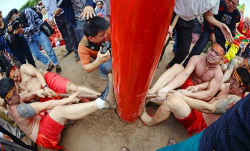 Kéo co ngồi là một trò trình diễn nghi lễ trong hội làng tại đền Quán Thánh, phường Thạch Bàn, quận Long Biên, thành phố Hà Nội Chạy thi lấy nước nấu cơm cùng với chạy cờ, kéo mỏ và vật thờ là 4 trò trình diễn luôn được thực hành mang tính nghi lễ trong hội đền Vua Bà ở Sóc Sơn. Một trận đấu kéo mỏ rất quyết liệt với sự chứng kiến của đông đảo khán giả Kéo song là món ăn tinh thần không thể thiếu của người dân 3 làng Hương Canh, Ngọc Canh và Tiên Canh tỉnh Vĩnh Phúc mỗi khi xuân về. Chân dung các song thủ trong một trận kéo song, họ luôn cống hiến hết sức vì màu cờ sắc áo. Các song thủ đứng hàng đầu ở các đội thường có sức khỏe rất tốt, đạp chân vào cột để giữ thăng bằng và để tăng thêm lực Sợi song bị ghìm, bị kéo qua kéo lại sát lỗ cột đến mức nóng bỏng bốc khói. Do bàn tay bàn chân luôn va chạm vào cột và sợi dây song nên thương tích là điều không tránh khỏi Trận đấu đầy kịch tính diễn ra tại huyện Bắc Hà tỉnh Lào Cai của 2 đội nữ người dân tộc Tày và dân tộc Dao. Các bé thiếu nhi luôn nhiệt tình và rất hứng khởi với trò chơi kéo co ở tỉnh Phú Thọ. Các đồng chí bộ đội tỉnh Đắk Lắk đang tung hết sức mình cùng với bà con trong trận chung kết kéo co Niềm vui của đội kéo co Mạn Đường khi chiến thắng