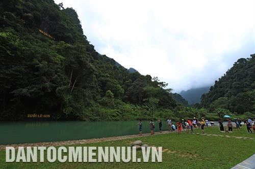 Khu di tích Quốc gia đặc biệt Pác Bó nằm trên địa bàn xã Trường Hà, huyện Hà Quảng là điểm du lịch lịch sử nổi tiếng của tỉnh Cao Bằng. Ảnh: An Thành Đạt