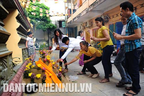 Đắp núi cát - nghi thức quan trọng trong Tết cổ truyền của đồng bào Khmer Nam bộ với sở nguyện cầu bình an, giải hạn, cầu siêu cho vong linh những người đã khuất... Ảnh: An Hiếu - Sơn Hên