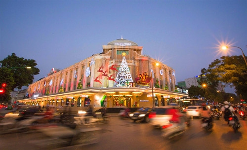 Trung tâm thương mại Tràng Tiền Plaza rực rỡ dưới ánh đèn màu. Trung tâm thương mại Tràng Tiền Plaza rực rỡ dưới ánh đèn màu.