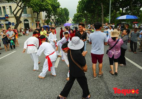 Ngay sau khi phục vụ biểu diễn tại Triển lãm ảnh "Đất nước, con người ASEAN" phường xoan An Thái (Phú Thọ) đã ra phố đi bộ Hồ Gươm biểu diễn phục vụ nhân dân và khách du lịch. Với mục đích quảng bá sâu rông hơn đến khán giả về nét văn hóa cổ độc đáo của người Việt. Nghệ sĩ hát xoan Nguyễn Văn Tuấn của phường hát xoan An Thái cho biết: "Đây là một dịp đưa nét văn hóa độc đáo đến với du khách thập phương" Được biết Hát Xoan là tên gọi khác, nói chệch của hai từ hát xuân hay ca xuân; hát Xoan có lối hát dùng trong nghi lễ - phong tục, lễ hội diễn ra vào mùa xuân. Trong dân gian còn gọi lối hát này là hát Lãi Lèn, vì bắt nguồn từ câu hát đệm chính của Xoan: “Lý len… len là… lễ là… len hỡi len…”. Hát Xoan có nội dung tín ngưỡng với mục đích thờ thần, cầu thần ban phát phù trợ cho dân làng tứ thời tiết lập, mưa thuận gió hòa, nhà nhà no đủ, đông đàn dài lũ, nhân khang thịnh vượng, quốc thái dân an… Hát Xoan gồm có: Hát thờ, hát quả cách và hát hội. Trong đó, hát quả cách gồm có 3 phần: giáo cách (giới thiệu), hát cách (dẫn) và kết cách. Hát Xoan là nghệ thuật diễn xướng tổng hợp, hát đi đôi với múa và nhạc đỡ giọng giữ nhịp, trong đó yếu tố hát là chính. Hát Xoan là hình thức nghệ thuật “Hát thơ”, hát trên rất nhiều thể thơ truyền thống Việt Nam như: Lục bát, song thất lục bát, lục bát biến thể, các thể thất ngôn và thể 4 chữ. Đây là dịp hiếm có để người dân Thủ đô được thưởng thức những điệu hát Xoan ngay tại phố đi bộ. Trước đó, ngày 24/11/2011, UNESCO đã bỏ phiếu công nhận đưa loại hình hát xoan vào danh mục Di sản văn hóa phi vật thể cần bảo vệ khẩn cấp của thế giới. Chỉ mới học hát Xoan sáu tháng, bé Đào Thị Thu Thủy, 14 tuổi có đôi mắt trong vắt và gương mặt xinh xắn đáng yêu đã thuộc được mười điệu. Hồi còn nhỏ, Thủy đã nghe hát từ bà nên đã quen các giai điệu. Lên lớp 2, bé Thủy chính thức “tầm sư học đạo” tại phường xoan An Thái. Khách du lịch quốc tế thích thú chụp ảnh với các “kép nhí” . Cũng theo Nghệ sĩ hát xoan Nguyễn Văn Tuấn cho biết, theo chủ trương quảng bá di sản văn hóa phi vật thể của Bộ Văn hóa, Thể thao và Du lịch các phường hát Xoan của Phú Thọ sẽ có mặt tại Hà Nội để biểu diễn nhiều hơn trong thời gian tới Ngay sau khi phục vụ biểu diễn tại Triển lãm ảnh "Đất nước, con người ASEAN" phường xoan An Thái (Phú Thọ) đã ra phố đi bộ Hồ Gươm biểu diễn phục vụ nhân dân và khách du lịch. Với mục đích quảng bá sâu rông hơn đến khán giả về nét văn hóa cổ độc đáo của người Việt. Nghệ sĩ hát xoan Nguyễn Văn Tuấn của phường hát xoan An Thái cho biết: "Đây là một dịp đưa nét văn hóa độc đáo đến với du khách thập phương" Được biết Hát Xoan là tên gọi khác, nói chệch của hai từ hát xuân hay ca xuân; hát Xoan có lối hát dùng trong nghi lễ - phong tục, lễ hội diễn ra vào mùa xuân. Trong dân gian còn gọi lối hát này là hát Lãi Lèn, vì bắt nguồn từ câu hát đệm chính của Xoan: “Lý len… len là… lễ là… len hỡi len…”. Hát Xoan có nội dung tín ngưỡng với mục đích thờ thần, cầu thần ban phát phù trợ cho dân làng tứ thời tiết lập, mưa thuận gió hòa, nhà nhà no đủ, đông đàn dài lũ, nhân khang thịnh vượng, quốc thái dân an… Hát Xoan gồm có: Hát thờ, hát quả cách và hát hội. Trong đó, hát quả cách gồm có 3 phần: giáo cách (giới thiệu), hát cách (dẫn) và kết cách. Hát Xoan là nghệ thuật diễn xướng tổng hợp, hát đi đôi với múa và nhạc đỡ giọng giữ nhịp, trong đó yếu tố hát là chính. Hát Xoan là hình thức nghệ thuật “Hát thơ”, hát trên rất nhiều thể thơ truyền thống Việt Nam như: Lục bát, song thất lục bát, lục bát biến thể, các thể thất ngôn và thể 4 chữ. Đây là dịp hiếm có để người dân Thủ đô được thưởng thức những điệu hát Xoan ngay tại phố đi bộ. Trước đó, ngày 24/11/2011, UNESCO đã bỏ phiếu công nhận đưa loại hình hát xoan vào danh mục Di sản văn hóa phi vật thể cần bảo vệ khẩn cấp của thế giới. Chỉ mới học hát Xoan sáu tháng, bé Đào Thị Thu Thủy, 14 tuổi có đôi mắt trong vắt và gương mặt xinh xắn đáng yêu đã thuộc được mười điệu. Hồi còn nhỏ, Thủy đã nghe hát từ bà nên đã quen các giai điệu. Lên lớp 2, bé Thủy chính thức “tầm sư học đạo” tại phường xoan An Thái. Khách du lịch quốc tế thích thú chụp ảnh với các “kép nhí” . Cũng theo Nghệ sĩ hát xoan Nguyễn Văn Tuấn cho biết, theo chủ trương quảng bá di sản văn hóa phi vật thể của Bộ Văn hóa, Thể thao và Du lịch các phường hát Xoan của Phú Thọ sẽ có mặt tại Hà Nội để biểu diễn nhiều hơn trong thời gian tới