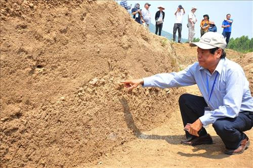 Các đại biểu tham quan, nghiên cứu tại một hố đào di chỉ khảo cổ Ảnh: Hoài Nam – TTXVN. Các đại biểu tham quan, nghiên cứu tại một hố đào di chỉ khảo cổ Ảnh: Hoài Nam – TTXVN.