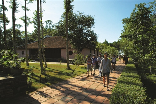 Vẻ đẹp thanh tịnh và thơ mộng bên trong chùa Thiên Mụ