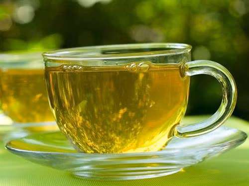 Bạn có thể bắt đầu một ngày mới với một cốc nước ép từ các loại quả mọng như nho, dâu tây, sơ ri... Trộn dâu tây với quả mâm xôi với nửa cốc sữa để có một bữa ăn nhẹ buổi sáng mát mẻ và nhiều chất dinh dưỡng. Dưa chuột chứa nhiều nước. Hàm lượng kali cao trong dưa chuột giúp hỗ trợ lưu thông nước và cung cấp lượng khoáng cần thiết cho cơ thể. Uống nước ép dưa chuột sau khi gọt vỏ trộn với mật ong là lựa chọn lành mạnh cho bữa sáng cúa gia đình Dưa hấu ít calo và giàu vitamin như vitamin A, C. Lycopene trong dưa hấu có lợi cho sức khỏe tim mạch. Đây là thức uống phù hợp với cả trẻ em và người già để giải khát trong cả mùa hè. Nước ép cà rốt là nguồn bổ sung vitamin A tuyệt vời giúp tăng cường thị lực, ngăn ngừa bệnh tim và đột quỵ, làm đẹp da... Ngoài ra, nó còn chứa kali có thể giảm lượng cholesterol trong máu. Carotenoid trong cà rốt hoạt động như một chất chống ung thư, hỗ trợ giảm thiểu nguy cơ bị mắc các bệnh ung thư ruột kết, tuyến tiền liệt, ung thư vú và bàng quang. Uống nước chanh pha thêm một muỗng canh mật ong cũng là một thức uống tốt cho sức khỏe. Chanh mật ong vừa giảm nhiệt trong cơ thể vừa cải thiện hệ tiêu hóa, tốt cho đường ruột và kiểm soát cân nặng hiệu quả. Trà xanh có công dụng giúp tiêu hóa tốt và làm tan mỡ. Caffeine trong trà làm tăng lượng tiết ra của dịch dạ dày, giúp tiêu hóa nhanh, đốt cháy lượng mỡ thừa đáng kể. Các vitamin trong trà còn giảm mỡ thừa trong cơ thể, hỗ trợ giảm cân. Có thể uống trà xanh với nhiều hương vị, uống nóng hoặc lạnh và cho thêm vài loại thảo mộc nếu bạn thích thức uống ngọt. Nước ép cà chua giàu vitamin C cung cấp cho bạn năng lượng và làm đẹp da. Hai quả cà chua chín trộn với một muỗng canh mật ong cải thiện tinh thần. Với nhiều vitamin và chất chống oxy hóa giúp bảo vệ não bộ, ngăn ngừa nguy cơ mắc bệnh giảm trí nhớ Alzheimer, nước cam là thức uống lý tưởng để bắt đầu ngày mới. Ăn một quả ổi mỗi ngày đáp ứng 12% nhu cầu chất xơ của cơ thể, tác dụng nhuận trường cho đường ruột khỏe mạnh, giàu vitamin bảo vệ da khỏi các nếp nhăn cho da sáng mịn hơn. Ngoài ra, ổi không chứa cholesterol phù hợp cho người muốn giảm cân. Lá bạc hà giàu vitamin C giúp tăng cường hệ miễn dịch, ít calo và giàu chất xơ hỗ trợ giảm cân. Nước ép bạc hà có thể thêm nước cốt chanh và mật ong để uống, tăng thêm hương vị.