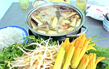 Lẩu mắm Hồng Gấm không cầu kỳ bày biện nhưng đặc sắc về hương vị đúng chất miền Tây. Lẩu mắm Hồng Gấm không cầu kỳ bày biện nhưng đặc sắc về hương vị đúng chất miền Tây.
