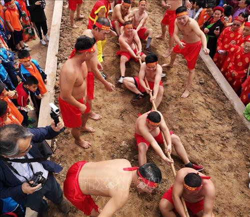 “Kéo co ngồi” không chỉ thể hiện sức khỏe của mỗi người chơi mà còn là tinh thần đoàn kết giữa người chơi, người chạy cờ, người cổ động… Ảnh: Thanh Tùng-TTXVN Mỗi hiệp đấu kết thúc, phần thắng thuộc về bên nào không quan trọng, quan trọng là chúng ta đã góp phần bảo tồn và phát huy một di sản văn hóa phi vật thể đại diện nhân loại. Ảnh: Thanh Tùng-TTXVN Các trai kéo dồn hết sức lực để kéo. Ảnh: Thanh Tùng-TTXVN Nghi lễ “kéo co ngồi” đã được UNESCO vinh danh là di sản văn hóa phi vật thể đại diện nhân loại . Ảnh: Thanh Tùng - TTXVN “Kéo co ngồi” không chỉ thể hiện sức khỏe của mỗi người chơi mà còn là tinh thần đoàn kết giữa người chơi, người chạy cờ, người cổ động… Ảnh: Thanh Tùng-TTXVN Mỗi hiệp đấu kết thúc, phần thắng thuộc về bên nào không quan trọng, quan trọng là chúng ta đã góp phần bảo tồn và phát huy một di sản văn hóa phi vật thể đại diện nhân loại. Ảnh: Thanh Tùng-TTXVN Các trai kéo dồn hết sức lực để kéo. Ảnh: Thanh Tùng-TTXVN Nghi lễ “kéo co ngồi” đã được UNESCO vinh danh là di sản văn hóa phi vật thể đại diện nhân loại . Ảnh: Thanh Tùng - TTXVN