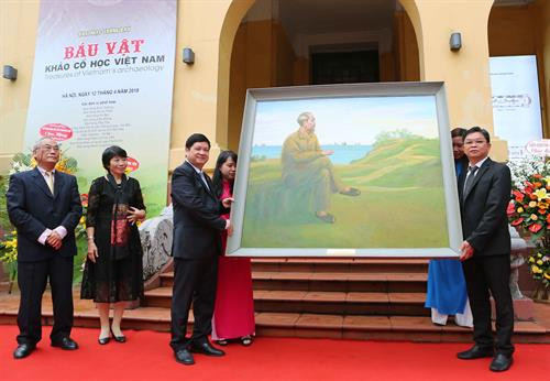 Lễ tiếp nhận hiện vật cho Bảo tàng Lịch sử quốc gia. Ảnh: Thành Đạt – TTXVN