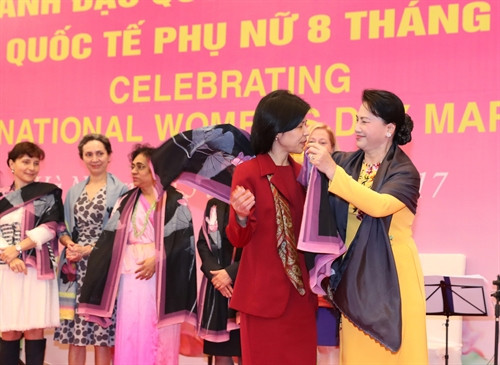 Chủ tịch Quốc hội Nguyễn Thị Kim Ngân tặng quà lưu niệm cho các đại biểu. Ảnh: Trọng Đức – TTXVN