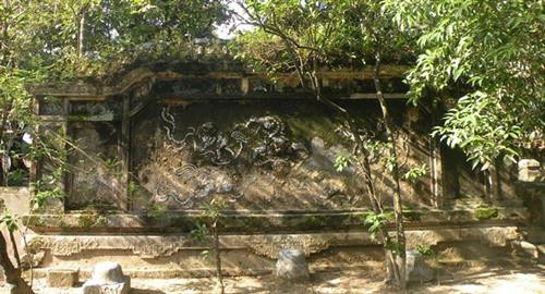 Bình phong Phủ thờ Kiên Thái Vương.