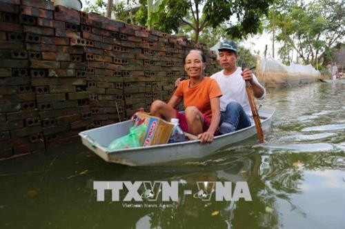 Niềm vui hiện rõ trên khuôn mặt người dân khi được nhận quà cứu trợ. Ảnh: Thành Đạt