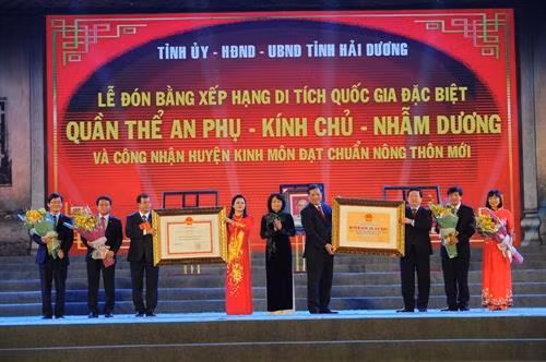 Lãnh đạo Tỉnh Hải Dương, huyện Kinh Môn đón nhận bằng xếp hạng di tích quốc gia đặc biệt An Phụ - Kính Chủ - Nhẫm Dương và bằng công nhận huyện Kinh Môn đạt chuẩn nông thôn mới. Ảnh: Mạnh Minh- TTXVN