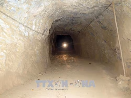Con đường đến trường của các em học sinh bản Chùn. Ảnh: Hữu Quyết – TTXVN Con đường đến trường của các em học sinh bản Chùn. Ảnh: Hữu Quyết – TTXVN