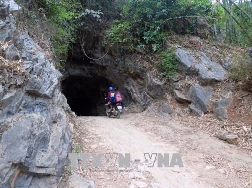 Đây cũng là con đường chính để người dân bản Chùn giao lưu với bên ngoài. Ảnh: Hữu Quyết - TTXVN Đây cũng là con đường chính để người dân bản Chùn giao lưu với bên ngoài. Ảnh: Hữu Quyết - TTXVN