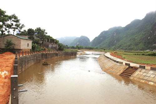 Kè sông Chu - một trong những công trình trọng điểm của huyện Định Hóa đang được khẩn trương hoàn thiện Kè sông Chu - một trong những công trình trọng điểm của huyện Định Hóa đang được khẩn trương hoàn thiện