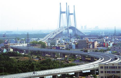 Cầu Phú Mỹ bắc từ Quận 7 sang Quận 2, là một trong những thành tựu về phát triển hạ tầng cơ sở của TP.HCM