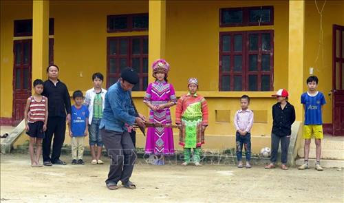 Đồng bào người Mông thôn Khuổi Khít, xã Kiến Thiết tập thổi khèn để biểu diễn trong ngày Tết. Ảnh: Quang Đán - TTXVN Đồng bào người Mông thôn Khuổi Khít, xã Kiến Thiết tập thổi khèn để biểu diễn trong ngày Tết. Ảnh: Quang Đán - TTXVN