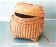 Ðây là chiếc giỏ có đậy nắp người La Ha đan bằng tre, nứa, mây để cho nữ giới dùng làm vật đựng đồ. Phụ nữ La Ha thường đeo vật dụng này để đi chợ, hội hè hay đựng đồ kim chỉ, vải thêu, đồ trang sức. (Hiện vật Bảo tàng Dân tộc học Việt Nam). Ðây là chiếc giỏ có đậy nắp người La Ha đan bằng tre, nứa, mây để cho nữ giới dùng làm vật đựng đồ. Phụ nữ La Ha thường đeo vật dụng này để đi chợ, hội hè hay đựng đồ kim chỉ, vải thêu, đồ trang sức. (Hiện vật Bảo tàng Dân tộc học Việt Nam).