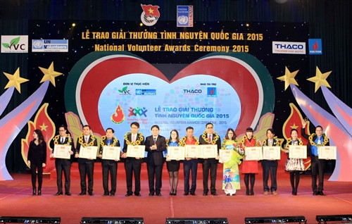 Các tập thể và cá nhân tiêu biểu nhận giải thưởng Tình nguyện Quốc gia 2015. Ảnh: Phạm Kiên- TTXVN Các tập thể và cá nhân tiêu biểu nhận giải thưởng Tình nguyện Quốc gia 2015. Ảnh: Phạm Kiên- TTXVN