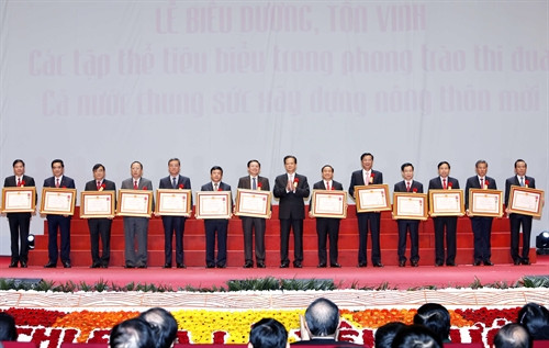 Thủ tướng Nguyễn Tấn Dũng, Chủ tịch Hội đồng thi đua khen thưởng Trung ương trao Huân chương lao động hạng Nhất cho các đơn vị và đã có thành tích xuất sắc trong phong trào thi đua “Cả nước chung sức xây dựng nông thôn mới” góp phần xây dựng sự nghiệp xây dựng Chủ nghĩa xã hội và bảo vệ Tổ quốc. Ảnh: Đức Tám – TTXVN