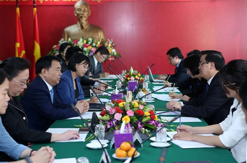 Chiều 06/12/2015, tại Hà Nội, Đồng chí Hoàng Bình Quân, Trưởng ban Đối Ngoại Trung ương hội đàm với đồng chí Vương Tam Vận, Bí thư Tỉnh ủy Cam Túc, Trung Quốc. Ảnh: Phương Hoa - TTXVN