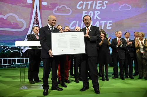 Tổng thư ký LHQ Ban Ki-moon (giữa), Ngoại trưởng Pháp Laurent Fabius (trái) tại một hội nghị của COP 21 ở Paris ngày 4/12. AFP/ TTXVN
