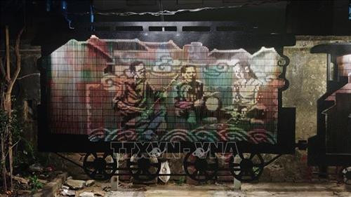 Tác phẩm gánh hát xẩm trên toa tàu của nghệ sĩ Phạm Khắc Quang. Ảnh: TTXVN Tác phẩm gánh hát xẩm trên toa tàu của nghệ sĩ Phạm Khắc Quang. Ảnh: TTXVN