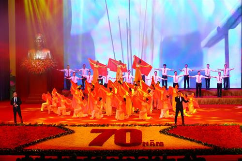 Một tiết mục văn nghệ tại Lễ kỷ niệm. Ảnh: Anh Tuấn - TTXVN Một tiết mục văn nghệ tại Lễ kỷ niệm. Ảnh: Anh Tuấn - TTXVN