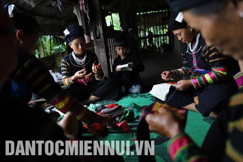 Người Lô Lô ở Cao Bằng có nhiều nghề thủ công truyền thống như dệt, đan lát, thêu thổ cẩm... phục vụ nhu cầu gia đình và bày bán tại các chợ phiên để nâng cao thu nhập. Ảnh: An Thành Đạt