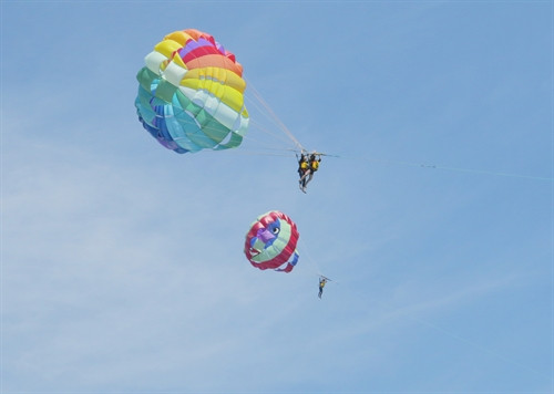 Du khách tham gia trò chơi dù bay