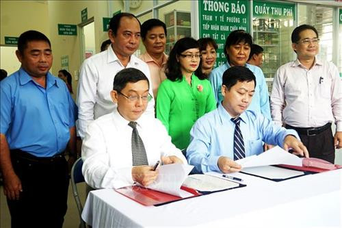 Bệnh viện quận Bình Thạnh, Bệnh viện Nhân dân Gia Định, Bệnh viện Nhi đồng 2 ký cam kết hỗ trợ chuyên môn cho Trạm y tế Phường 13, quận Bình Thạnh. Ảnh: Đinh Hằng - TTXVN Bệnh viện quận Bình Thạnh, Bệnh viện Nhân dân Gia Định, Bệnh viện Nhi đồng 2 ký cam kết hỗ trợ chuyên môn cho Trạm y tế Phường 13, quận Bình Thạnh. Ảnh: Đinh Hằng - TTXVN