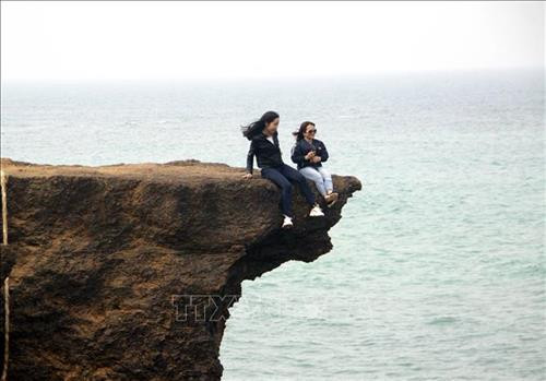 Hai nữ du khách đang tận hưởng cảm giác mạnh trên Mũi Trèo. Ảnh: Trịnh Bang Nhiệm - TTXVN Hai nữ du khách đang tận hưởng cảm giác mạnh trên Mũi Trèo. Ảnh: Trịnh Bang Nhiệm - TTXVN