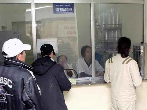 Nhân viên y tế giúp bệnh nhân cai nghiện bằng thuốc methadone tại một cơ sở điều trị. Ảnh: Dương Ngọc - TTXVN Nhân viên y tế giúp bệnh nhân cai nghiện bằng thuốc methadone tại một cơ sở điều trị. Ảnh: Dương Ngọc - TTXVN