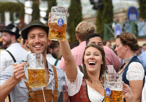 Du khách thưởng thức bia tại lễ hội bia Oktoberfest ở Munich, Đức, ngày 21/9/2019. Ảnh: THX/ TTXVN Các loại bia được giới thiệu tại lễ hội bia Oktoberfest ở Munich, Đức, ngày 21/9/2019. Ảnh: THX/ TTXVN