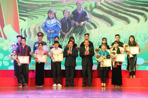 Phó Thủ tướng Thường trực Chính phủ Trương Hòa Bình trao Bằng khen cho các học sinh, sinh viên dân tộc thiểu số tiêu biểu xuất sắc năm 2017. Ảnh: Nam Sương
