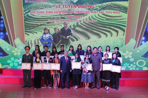 Bộ trưởng, Chủ nhiệm Ủy ban Dân tộc Đỗ Văn Chiến trao bằng khen cho các em học sinh, sinh viên dân tộc tộc thiểu số tiêu biểu. Ảnh: Nam Sương