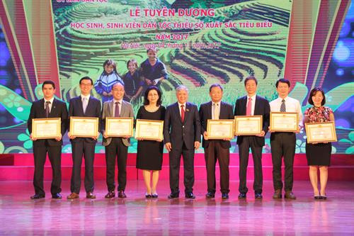 Bộ trưởng, Chủ nhiệm Ủy ban Dân tộc Đỗ Văn Chiến trao bằng khen ghi nhận sự đóng góp của các nhà tài trợ đã đồng hành cùng chương trình. Ảnh: Nam Sương