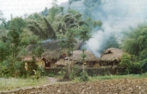 Ðại bộ phận người Lô lô ở nhà nền đất, tường trình, cư trú theo khuôn viên từng gia đình. Mỗi khuôn viên có nhà bếp và chuồng gia súc riêng. Ngày nay, mỗi khuôn viên ấy có hàng rào xếp đá vây quanh trong đó có cổng ra vào. Ðại bộ phận người Lô lô ở nhà nền đất, tường trình, cư trú theo khuôn viên từng gia đình. Mỗi khuôn viên có nhà bếp và chuồng gia súc riêng. Ngày nay, mỗi khuôn viên ấy có hàng rào xếp đá vây quanh trong đó có cổng ra vào.