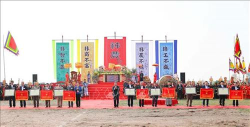 Tặng cờ thi đua và bằng công nhận của UBND tỉnh Hà Nam cho các xã có thành tích xuất sắc trong xây dựng nông thôn mới. Ảnh: Thanh Tùng-TTXVN Tặng cờ thi đua và bằng công nhận của UBND tỉnh Hà Nam cho các xã có thành tích xuất sắc trong xây dựng nông thôn mới. Ảnh: Thanh Tùng-TTXVN