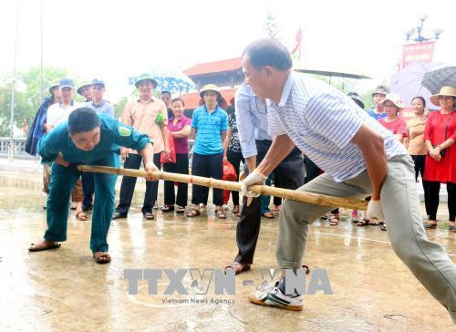 Trò chơi đẩy gậy thu hút nhiều người tham gia tạo nên không khí vui vẻ, sôi động. Ảnh: Đại Nghĩa- TTXVN