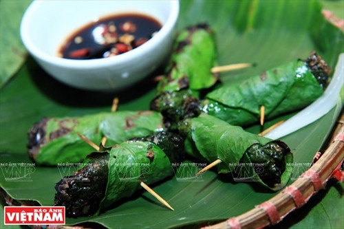 Món chả trâu cuốn lá bưởi nướng than hoa có vị thơm thơm, ngầy ngậy rất lạ. Món chả trâu cuốn lá bưởi nướng than hoa có vị thơm thơm, ngầy ngậy rất lạ.