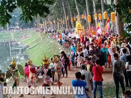 Đồng bào Phật tử Khmer diễu hành quanh Ao Bà Om, chào mừng lễ hội Oóc Om Bóc 2019. Ảnh: Yến Thanh Đồng bào Phật tử Khmer diễu hành quanh Ao Bà Om, chào mừng lễ hội Oóc Om Bóc 2019. Ảnh: Yến Thanh