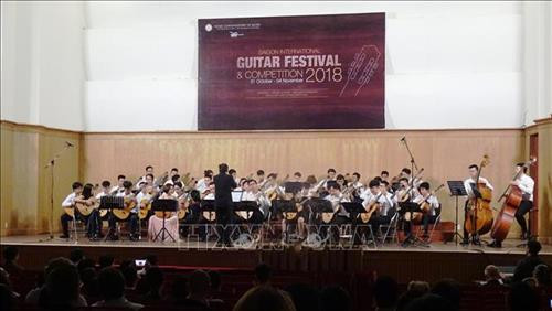 Tiết mục hòa tấu của 40 cây guitar trẻ tại Liên hoan. Ảnh: Gia Thuận - TTXVN Tiết mục hòa tấu của 40 cây guitar trẻ tại Liên hoan. Ảnh: Gia Thuận - TTXVN