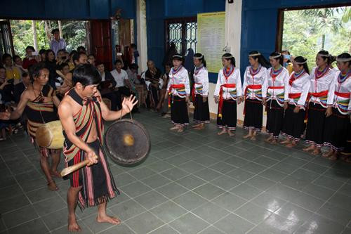 Nghi lễ đánh chiêng và múa cà đáo của người Cor ở Quảng Ngãi. Ảnh: Vĩnh Trọng - TTXVN Nghi lễ đánh chiêng và múa cà đáo của người Cor ở Quảng Ngãi. Ảnh: Vĩnh Trọng - TTXVN