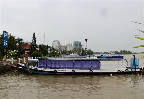 Các tàu, thuyền du lịch phục vụ khách tham quan trên sông và chợ nổi Cái Răng đã neo đậu an toàn tại bến Ninh Kiều. Ảnh: Thanh Sang-TTXVN Các tàu, thuyền du lịch phục vụ khách tham quan trên sông và chợ nổi Cái Răng đã neo đậu an toàn tại bến Ninh Kiều. Ảnh: Thanh Sang-TTXVN