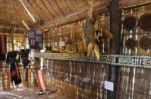 Truyền dạy văn hóa dân tộc cho thế hệ trẻ đang được người dân tộc thiểu số tại Gia Lai chú trọng. Ảnh: Hồng Điệp - TTXVN Việc bảo tồn giá trị văn hóa cồng chiêng sẽ kéo theo bảo tồn các giá trị văn hóa cộng đồng dân tộc thiểu số khác. Ảnh: Hồng Điệp - TTXVN Các đội cồng chiêng tại buôn làng thường xuyên tập luyện. Ảnh: Hồng Điệp - TTXVN Một đội diễn tấu cồng chiêng tại buôn làng dân tộc Bahnar huyện Kbang. Ảnh: Hồng Điệp - TTXVN Các vật dụng sinh hoạt của người dân được trưng bày trong nhà Rông văn hóa tại các làng. Ảnh: Hồng Điệp - TTXVN Truyền dạy văn hóa dân tộc cho thế hệ trẻ đang được người dân tộc thiểu số tại Gia Lai chú trọng. Ảnh: Hồng Điệp - TTXVN Việc bảo tồn giá trị văn hóa cồng chiêng sẽ kéo theo bảo tồn các giá trị văn hóa cộng đồng dân tộc thiểu số khác. Ảnh: Hồng Điệp - TTXVN Các đội cồng chiêng tại buôn làng thường xuyên tập luyện. Ảnh: Hồng Điệp - TTXVN Một đội diễn tấu cồng chiêng tại buôn làng dân tộc Bahnar huyện Kbang. Ảnh: Hồng Điệp - TTXVN Các vật dụng sinh hoạt của người dân được trưng bày trong nhà Rông văn hóa tại các làng. Ảnh: Hồng Điệp - TTXVN