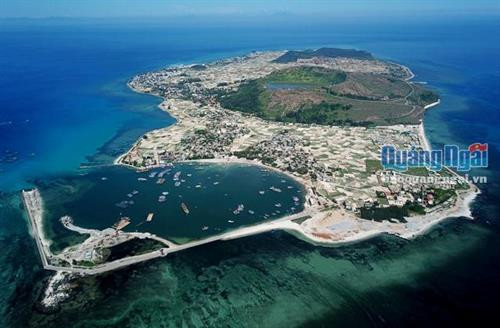 Đảo Lý Sơn nhìn từ trên cao. Ảnh: baoquangngai.vn